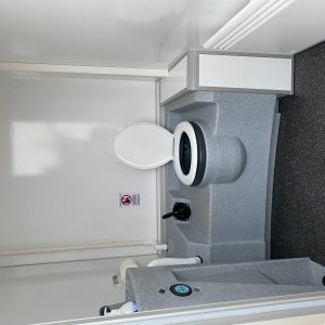 Toiletvogn VIP med to toiletter med tank, incl. mont og slut rengøring. Kørsel tilgår.